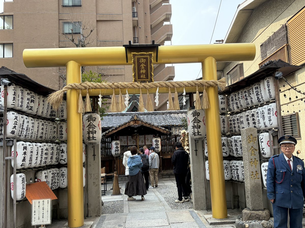 miole24's tweet photo. 御金神社🙏🏻
金運・招福・開運の御利益があるとされる神様💰

ランチは、芸能人御用達のお蕎麦屋さん「たつ市」🥢
有名人のサイン色紙が店内にいっぱい❣️
おいしかったぁ〜💞 https://t.co/8q8oAY7VJV