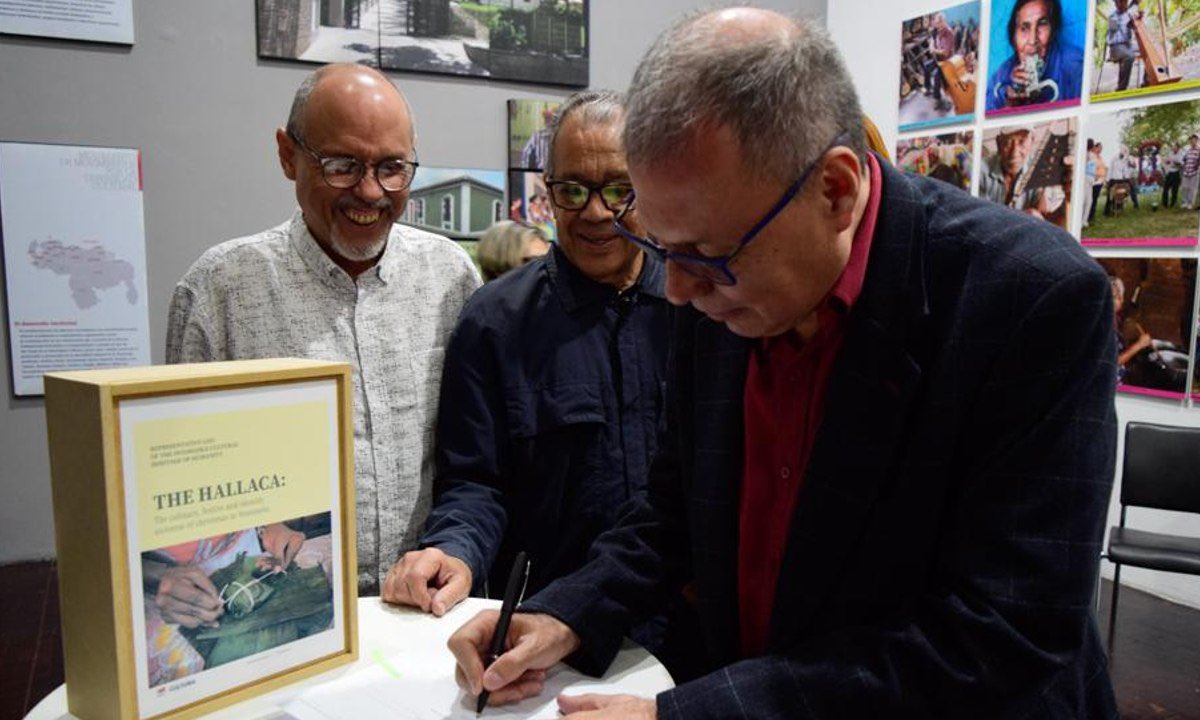Venezuela has nominated the Hallaca as Intangible Cultural Heritage for UNESCO.
This traditional dish consists of corn dough filled with a rich stew of meats and garnishes, wrapped in banana leaves.
It stands as a significant example of cultural syncretism in Venezuelan cuisine.