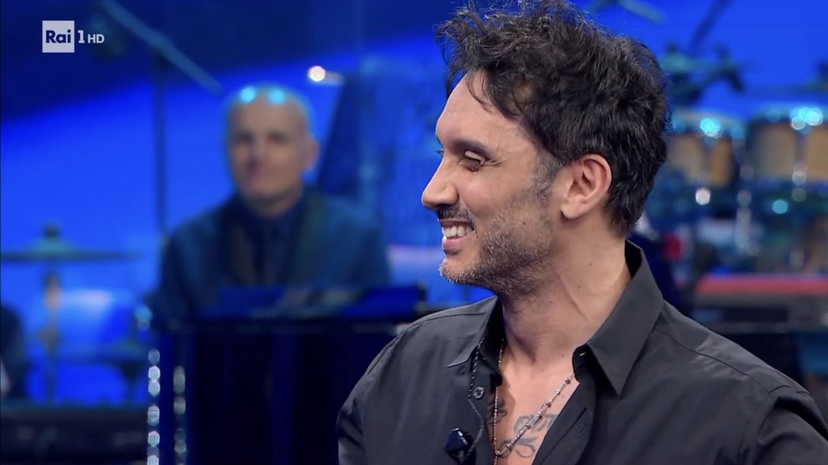 Se penso alle canzoni di Vasco, non mi viene in mente nessuno più di #FabrizioMoro che sappia interpretarle senza snaturarle, ma anzi impreziosendole con il suo vissuto e la sua sensibilità. Esibizione da brividi ieri di una canzone emotivamente devastante. #Canzonissima