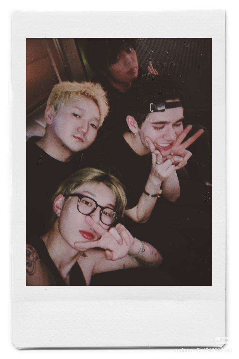 OSCARansWANGwer's tweet photo. เจอรูปนี้ในเสี่ยวหงซู มีคนไปแฮงเอ้าท์กันปลายปีที่แล้ว มีออส เคเลน หานเจียง แล้วก็คุณ LilPanda คนที่ลงรูป 😎 https://t.co/AqNtZTZ0M3