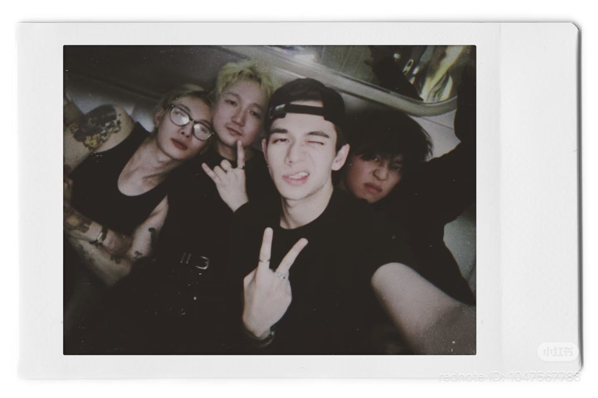 เจอรูปนี้ในเสี่ยวหงซู มีคนไปแฮงเอ้าท์กันปลายปีที่แล้ว มีออส เคเลน หานเจียง แล้วก็คุณ LilPanda คนที่ลงรูป 😎