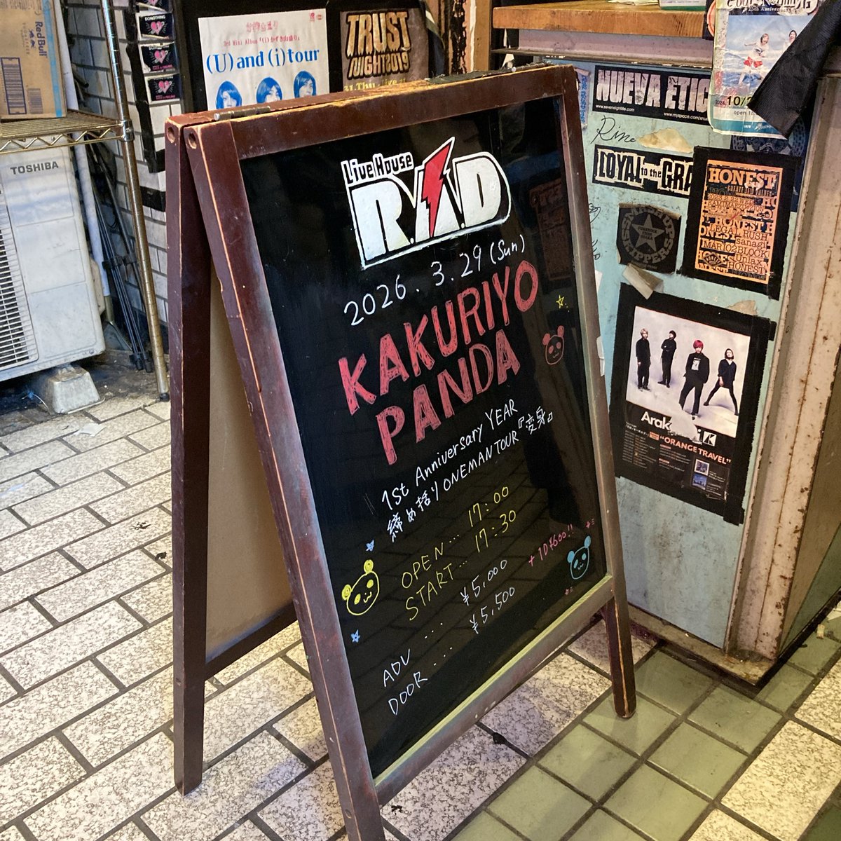 oskbeeeeee's tweet photo. さんちゃんはギター持たずにアンコール出てきたし、さのさんは終わりの挨拶するの忘れてはけちゃうし、移動にイベントにライブにお疲れさまです。いっくんはいつも通り元気そうだった(*´꒳`*) https://t.co/3DKkZ1tW6k
