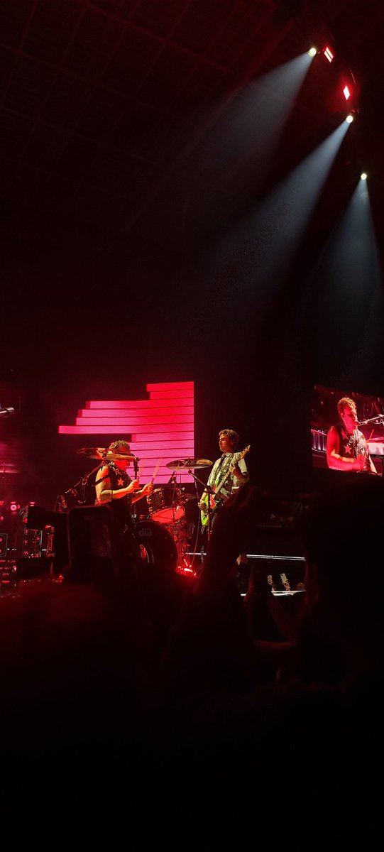 lu on tour★ tweet media