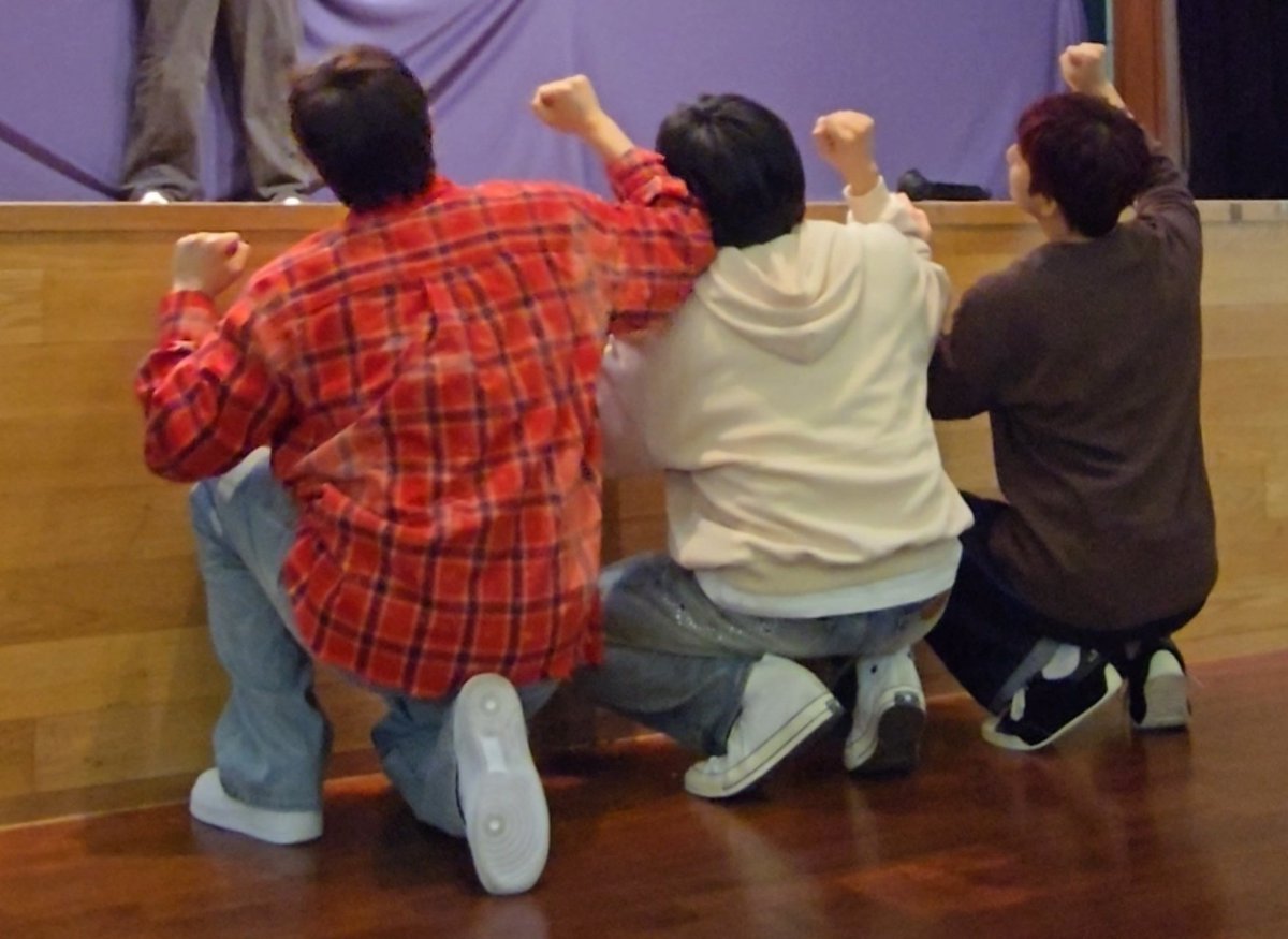 ㅇㅖ~! 포즈로 단체사진 찍는 귀요미들🫶