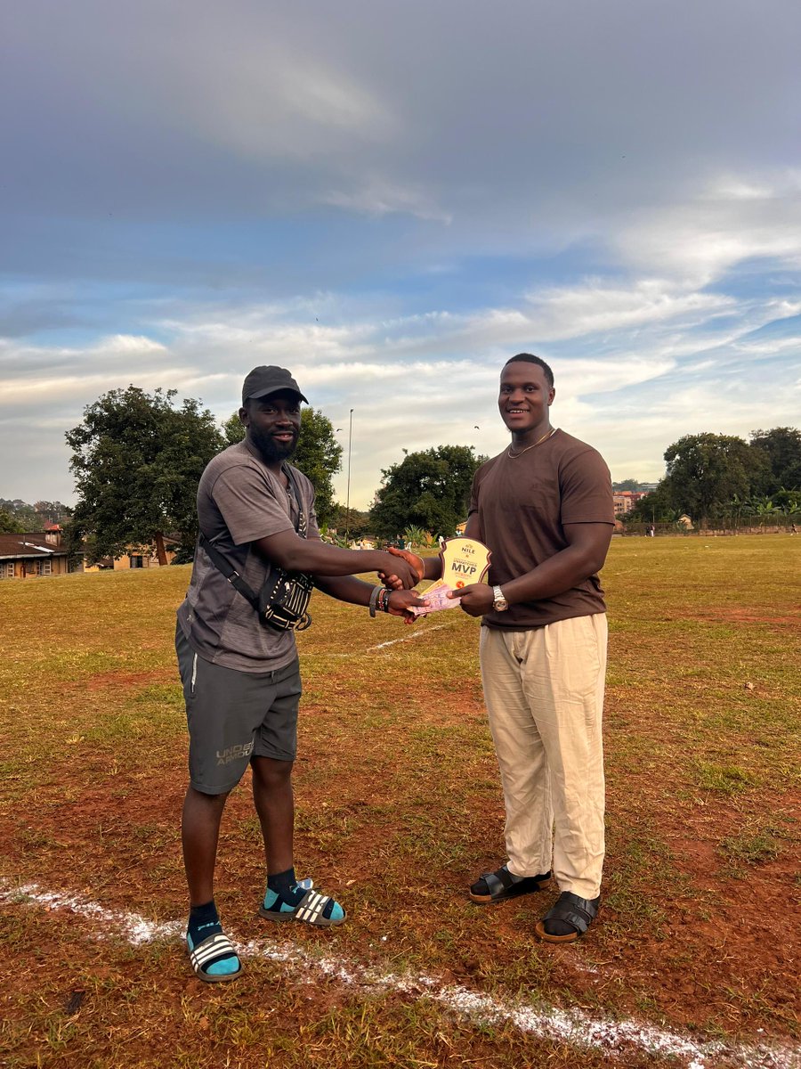 ImpisRFC's tweet image. #FansMOTM

Fans put together a small token of appreciation for our Man of the Match, Hisham Kabanda, which was presented to him by Coach @alvin_nkamba

#ARROGANCE 
#TuliKuGraveyard