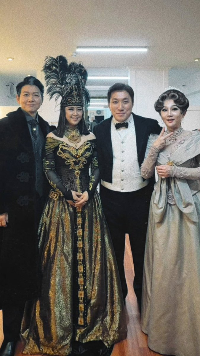 아니 이사진뭔데ㅋㅋㅋ
진짜 패티 공연 끝나고 찍은거같잔아ㅋㅋㅋ