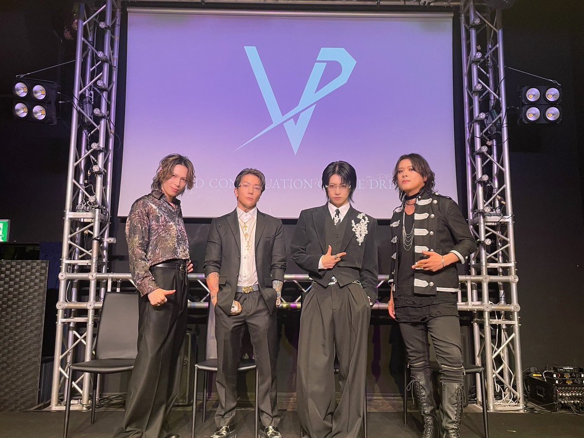 haruki_BLAST's tweet photo. ViViD2度目の解散😭
なんでドラムのKo-kiさんいないんだ💦
the GazettEといい、なんで欠けてしまうのか…
しょうがないといえばしょうがないけど、やっぱり寂しいな
限定復活ぐらい5人であってほしかった
とはいえ、お疲れ様でした！
また何処かで👋
#ViViD https://t.co/A1Vf2j9WtL