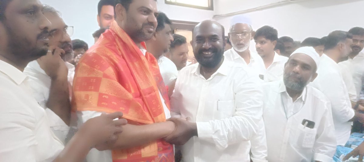 SDPIscshq's tweet photo. நன்னிலம் சட்டமன்ற தொகுதி வெற்றி வேட்பாளர்  நெல்லை முபாரக் அவர்களுக்கு வேட்பாளர் அறிமுக கூட்டத்தில் கலந்து கொண்டு சால்வை அணிவித்து வாழ்த்து தெரிவித்தோம்

#Nannilam
#SDPIForNannilam
#VoteForSDPI
#NannilamWithSDPI
#SDPI2026 #DMKSDPIAlliance
#VoteForSDPI https://t.co/WXEYkd5xj4