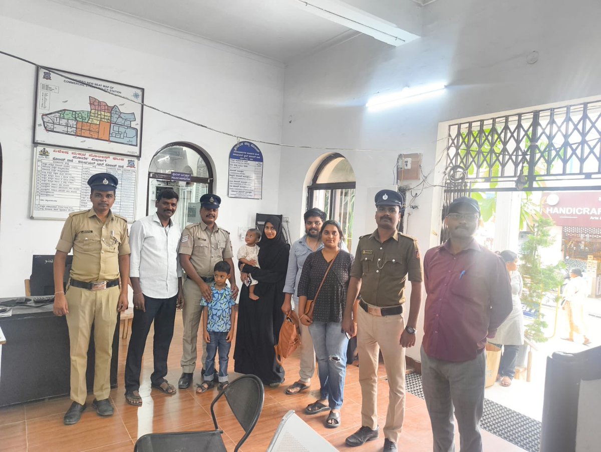 commercialstps's tweet image. ಬಾಲಕನ ಮೊಗದಲ್ಲಿ ನಗು! 😊
ಕಮರ್ಷಿಯಲ್ ಸ್ಟ್ರೀಟ್‌ನಲ್ಲಿ ತಪ್ಪಿಸಿಕೊಂಡಿದ್ದ 5 ವರ್ಷದ ಬಾಲಕನನ್ನು ಪತ್ತೆಹಚ್ಚಿ, ಪೋಷಕರಿಗೆ ಹಸ್ತಾಂತರಿಸಿದ ಕಮರ್ಷಿಯಲ್ ಸ್ಟ್ರೀಟ್ ಪೊಲೀಸರು. ಮಗುವನ್ನು ಠಾಣೆಗೆ ತಂದ ನಾಗರಿಕ ಸಾಕೇತ್ ಅವರ ಕಾಳಜಿ ಶ್ಲಾಘನೀಯ. 🤝
ಸಹಾಯ ಹಸ್ತ ಚಾಚೋಣ, ಸುರಕ್ಷಿತ ಸಮಾಜ ನಿರ್ಮಿಸೋಣ. 👮‍♂️✨
#NammaPolice #HelpingHands
