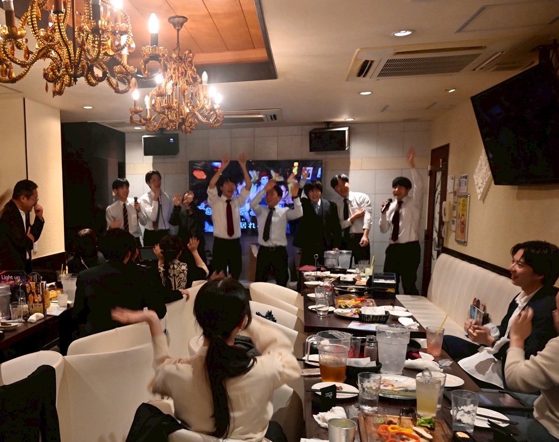 aoilab1102's tweet photo. 【青井研謝恩会】

卒業式の後謝恩会を行いました！
卒業生からメッセージ、青井先生へのプレゼントのお渡し、また青井先生からメッセージと歌のプレゼントをいただきました✨その後は全員でカラオケを楽しみました🎶 https://t.co/6t1TgLYaJF