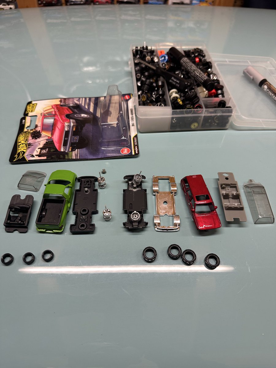 hi73_32's tweet photo. カッコよくなりました。
ホイルタイヤ交換　ホイルハウス黒塗り
ホイルハウス内のキラキラ…
きっとみんな気になっていたはず…
#hotwheels
#4runner https://t.co/162nCUvivh