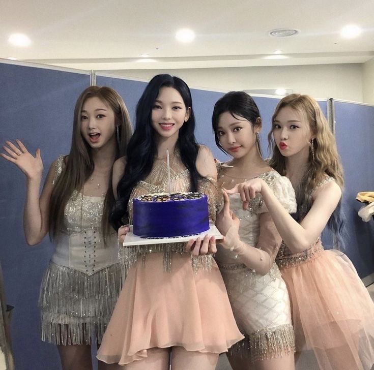 hourly karina tweet media