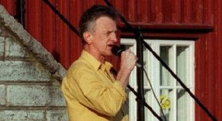 SwedishHistoryX's tweet photo. 📷Torgmöte med Skaraborgs Svensksocialister, 2002.

SSS var lett av FN-veteranen &amp; Legion Wasa grundaren, Curt Linusson. Partiet krävde bl.a. stopp för flyktingmottagning i kommunen.

🗳 Partiet fick 154 röster till kommunvalet i Lidköping 2002. Mer än vad SD fick i samma val‼ https://t.co/F9nQyvMHf7
