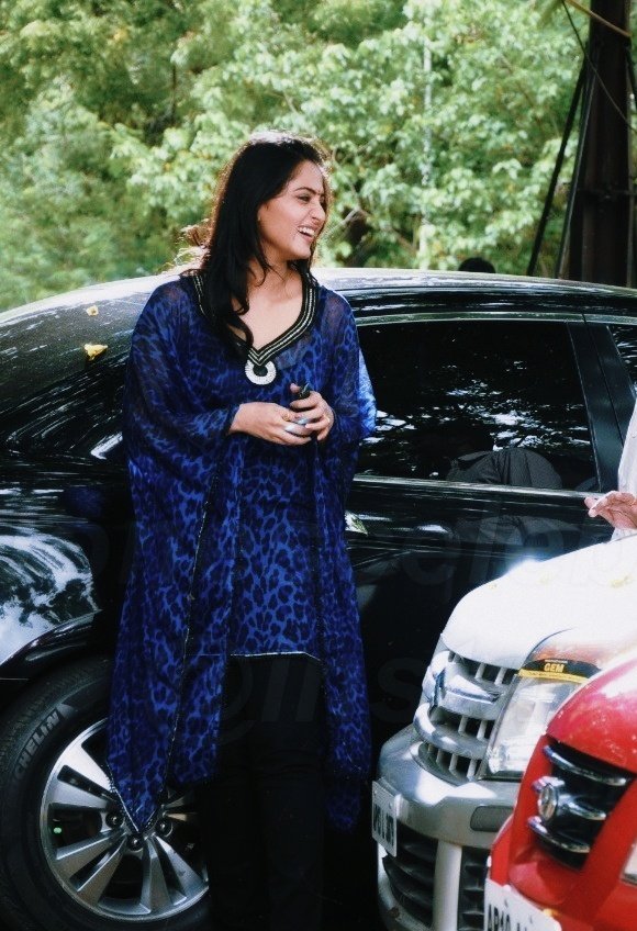 anushka shetty files tweet media