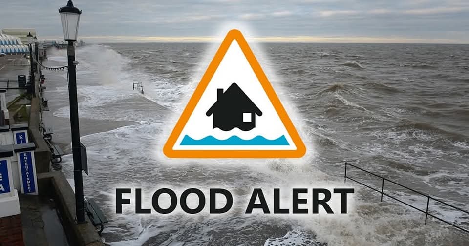 HunstantonCams's tweet photo. ⚠️ FLOOD ALERT - 30.03.2026 ⚠️

High tides, strong winds &amp; large waves are expected overnight, between 2am - 9am.

Watch on our live webcams 👉 https://t.co/6g2fOkqEpP

#FloodAlert #SunnyHunny #HunstantonWebcams #HunstantonBeach #Norfolk #LoveWestNorfolk #ExploreWestNorfolk https://t.co/0CGgBEnNgB