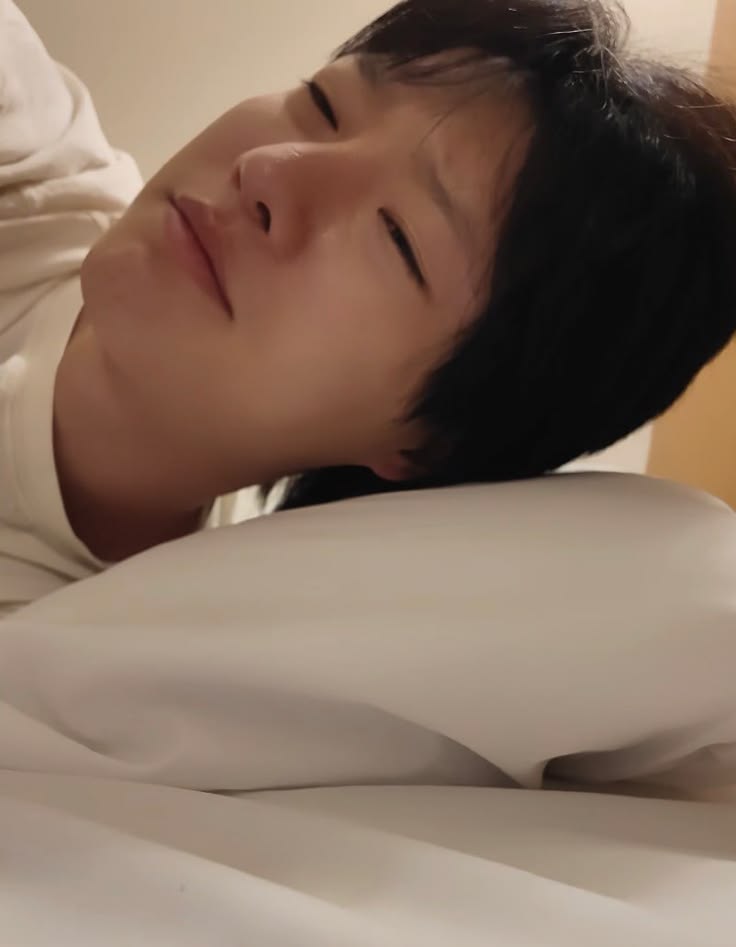 Ezra ☾ 夜 tweet media