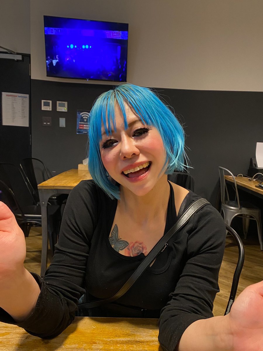 誕生日を迎えました🙋‍♀️❗️ 
ワタシは、昔から誕生日に寂しい思いをすることが多かったです💔なぜなら、「3/30」は子供＆学生は春休みで行楽三昧、大人は決算・年度末でてんてこ舞💦誕生会なんて出来る訳もなく🙅‍♀️

今年は、Geminiに誕生日らしい背景を作ってもろたから寂しくないやい笑笑