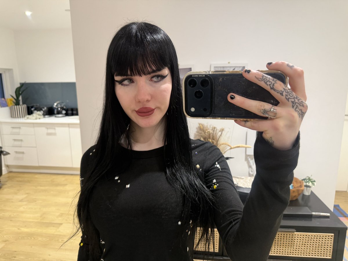 Winter 🖤 tweet media