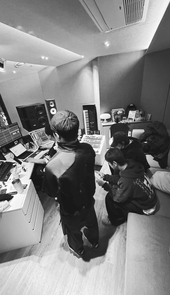 dnwlghO914's tweet photo. 지코오빠 너무바뿌시다
파이널 얼마안남았으니 빠이팅하세욘🥺🥺🥺 https://t.co/pL4yUoH0Qg