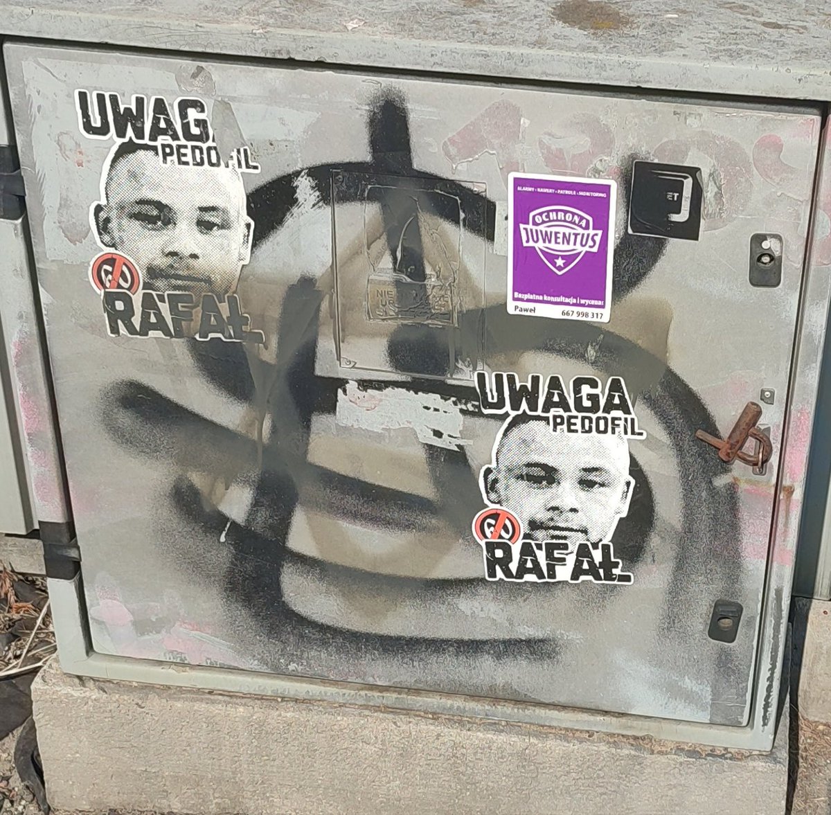 Czy za wlepami uwaga pedofil Rafał które niedawno wróciły na osiedle skrywa się jakaś historia? Serio jakiś pedofil u mnie mieszka czy fake? 🥲