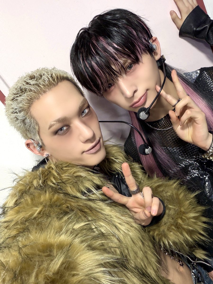 ALL(H)OURS tweet media