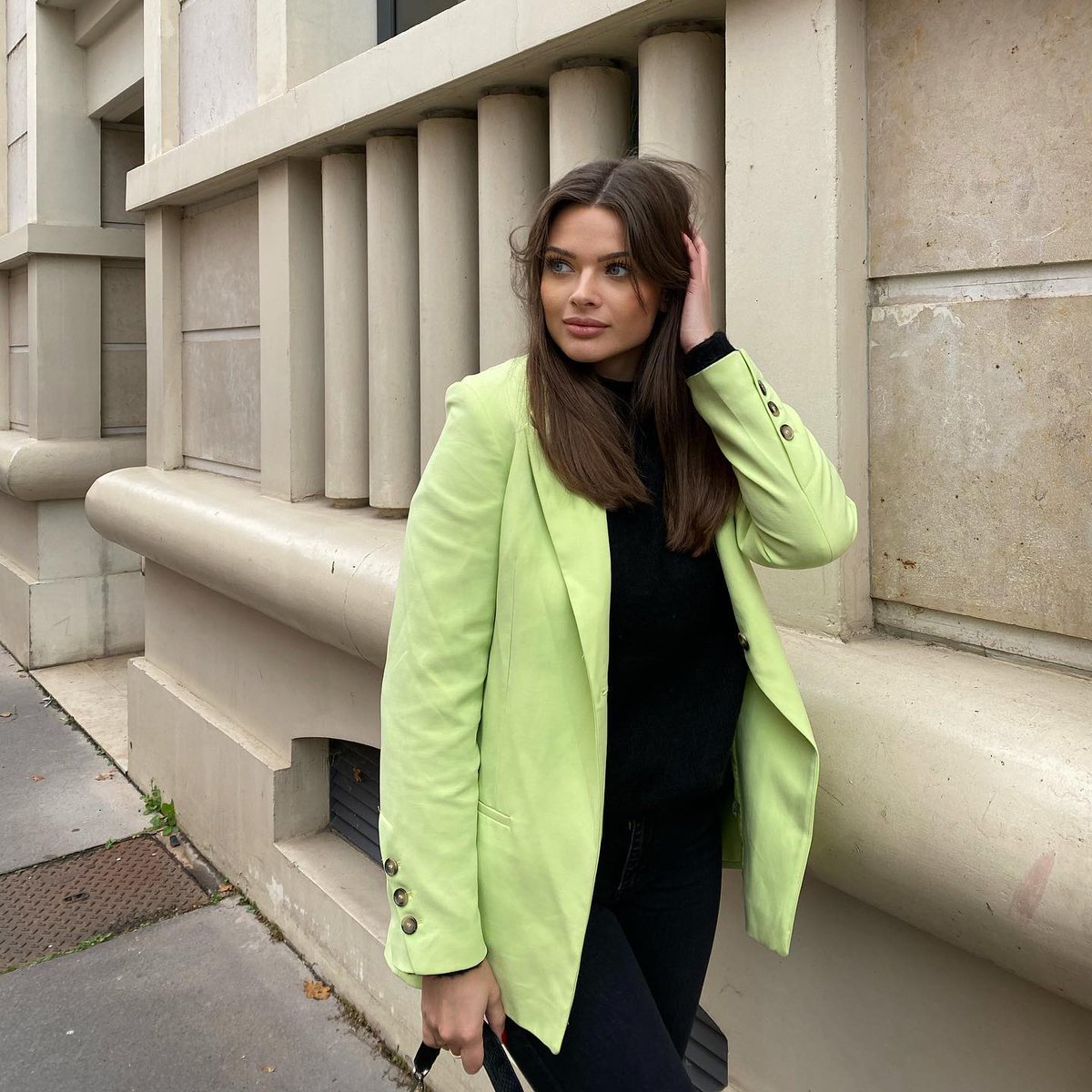 Irina_314's tweet photo. Hair up or down? ✨

#Lifestyle #FrenchGirl #FrenchLifestyle #France #Lyon #GreenOutfit https://t.co/xC1VcDCfCc