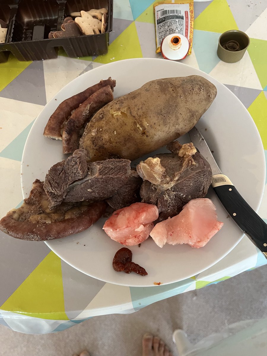 kakuhatayusuke's tweet photo. あれ以来、シロクマ塩茹でが主食になっている。当たり前だがとった獲物は廃棄せず美味しくいただくのが共存への第一歩。 https://t.co/rpd97M9LoG