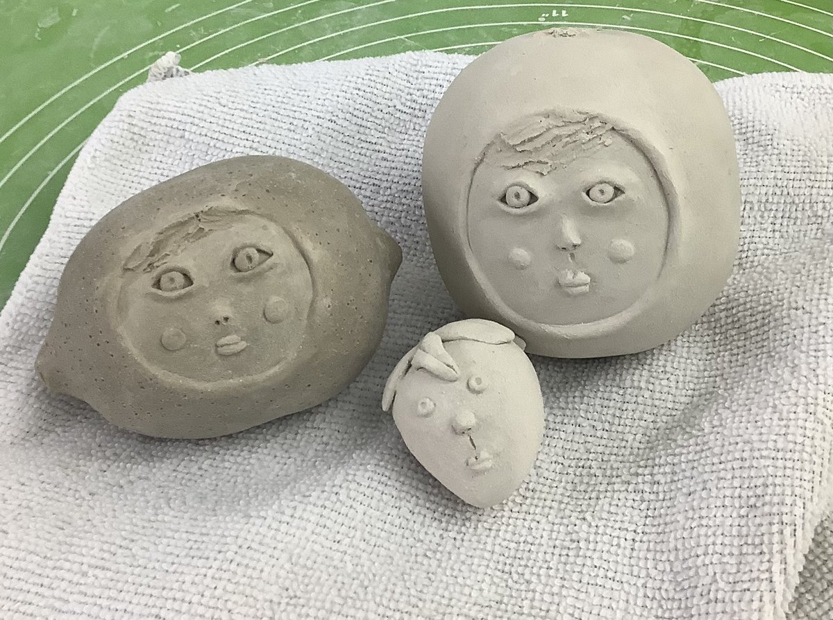 MidoriTakaki's tweet image. Miss Lemon, Watermelon Boy and Strawberry. One of my current interests is Fruity Children.
I’ve have done invoicing, quoting and emails. That’s it, today.😊
#ceramics