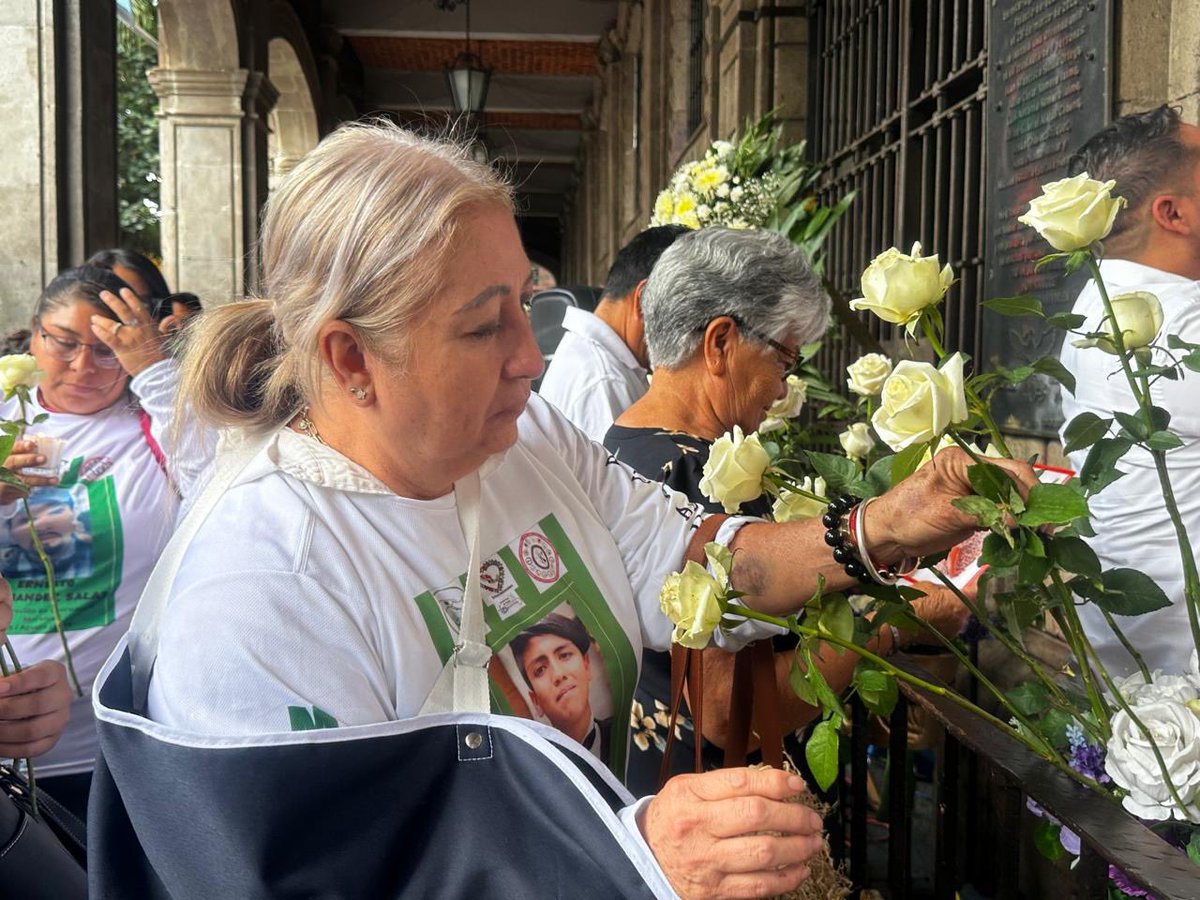 notimpactomor's tweet photo. REAFIRMA CEARV COMPROMISO CON LA MEMORIA, VERDAD Y JUSTICIA

Penélope Picazo reafirmó el compromiso con memoria, verdad y justicia, y llamó a construir paz con justicia transicional.

Asistentes colocaron fotos, flores y veladoras en símbolo de esperanza. https://t.co/BhF1GO3B5T