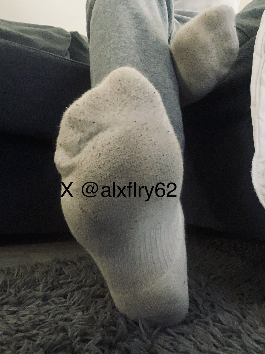 alxflry62's tweet photo. À table, le repas est servi 🧦 🦶 👇😈

#chaussettes #cho7 #kiffeur #kiffeurcho7 #socks #usedsock #usedsocks #chaussettesblanches #sport #lockerroom #sneakers #whitesocks #socksfetish #fetish #sweatysocks #dirtysocks https://t.co/q9NtOoOLsW