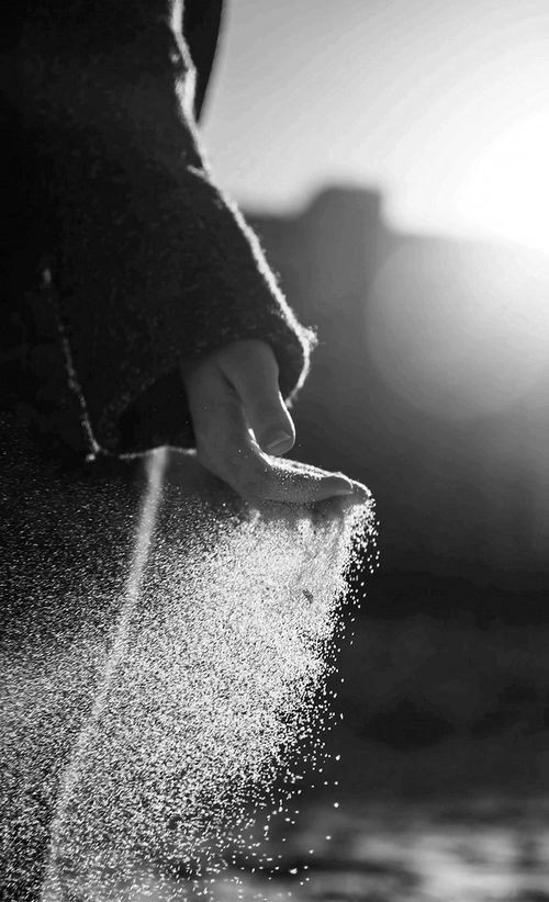 Ai primi sintomi bisogna andarsene, lasciare il campo.
Tanto non va meglio,
va peggio e peggio. 
Invece la gente non lo sa. 
La gente spera 
e continua a stare male.

     M. Mazzantini ✍️🏻