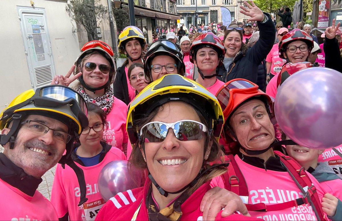 Sdis_87's tweet photo. Aujourd’hui les sapeurs #pompiers de la #HauteVienne 🧑‍🚒🧑‍🚒ont pris part aux #FouléesRoses du Populaire 💕🏃‍♀️🏃‍♀️🏃‍♂️ pour rendre hommage à une collègue disparue trop tôt et pour toutes les femmes qui se battent quotidiennement contre le cancer💪 https://t.co/ssJdm1seIQ