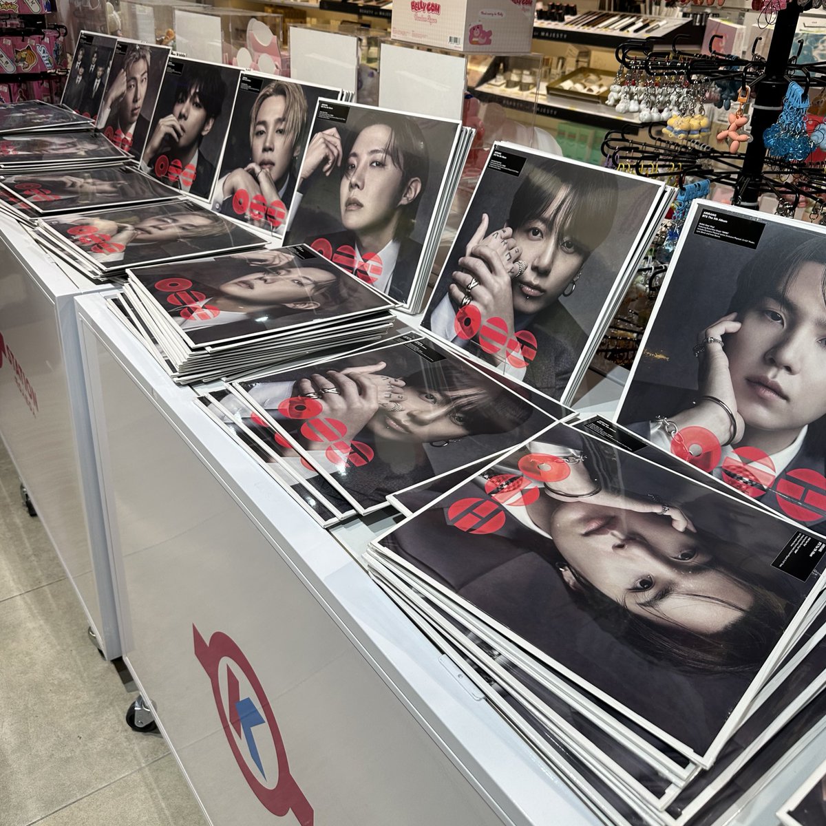 ari is seeing bts tweet media