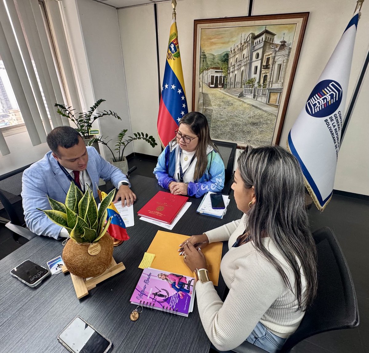 CGRVenezuela's tweet photo. #CGR | Contralorías estadal y municipales del estado Bolivariano de Miranda consignaron los  Informes de Gestión correspondientes al  ejercicio fiscal del año 2025. https://t.co/xQNQ0lmB5b
