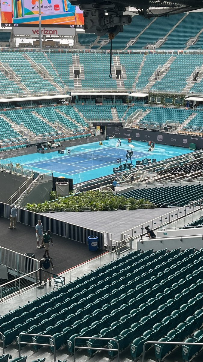 funcionários tentam secar quadra principal do Miami Open, a uma hora e meia do início do último dia de finais. choveu muito aqui há uns 15 minutos
