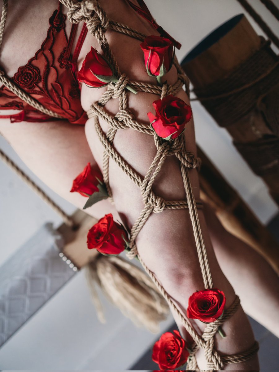 Shiftysnaps's tweet photo. Some from a recent shoot with the wonderful Tyra this time some webbing with roses 🌹#shibari #shibariphotography https://t.co/B3hfyxkUZr