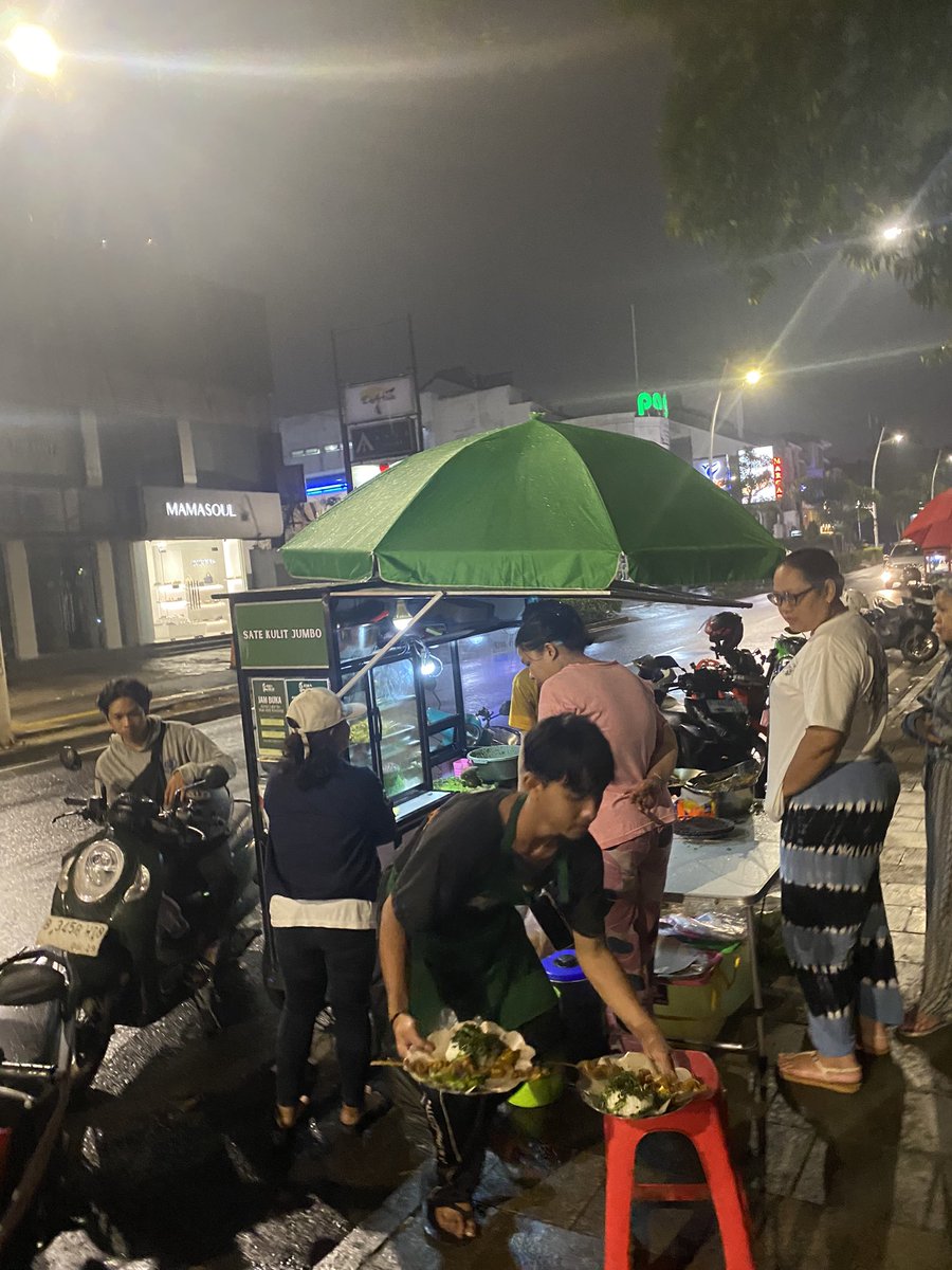 Ayam cabe ijo mas Alek.
Depan LPPI Kemang.