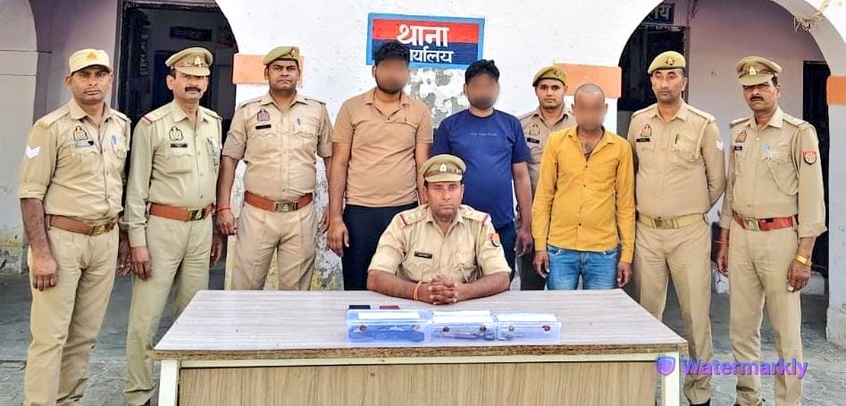 Etahpolice's tweet photo. एटा- थाना अवागढ़ पुलिस को मिली सफलता, थाना अवागढ़ पुलिस द्वारा महिला परिचालक के साथ हुई लूट एवं छेड़छाड़ की घटना में प्रकाश में आए तीन अभियुक्तों को किया गया गिरफ्तार। एक मोबाइल, एक बस की चाबी, एक ईटीएम मशीन, 3740 रुपये नगद, 02 अवैध तमंचा व 04 जिन्दा कारतूस (315 बोर) बरामद।
#UPPolice