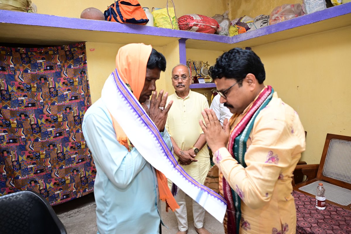 MahalingMukesh's tweet photo. କିଛି ଦିନ ପୂର୍ବରୁ ପୁଇଁତଲା ବ୍ଲକ ଅନ୍ତର୍ଗତ ଠେଲକୋମୁଣ୍ଡା ଗାଁର ଆମ ଦଳର କାର୍ଯ୍ୟକର୍ତ୍ତା ଦେବେନ୍ଦ୍ର ହାତୀଙ୍କ ବାପାଙ୍କ ଦେହାନ୍ତ ହୋଇଥିଲା। ଆଜି ତାଙ୍କ ବାସଭବନ ଗସ୍ତ କରି ପରିବାର ସଦସ୍ୟଙ୍କୁ ଭେଟି ସମବେଦନା ଜଣାଇବା ସହ ଅମର ଆତ୍ମାର ସଦଗତି କାମନା କଲି। https://t.co/7wibDiWBRK
