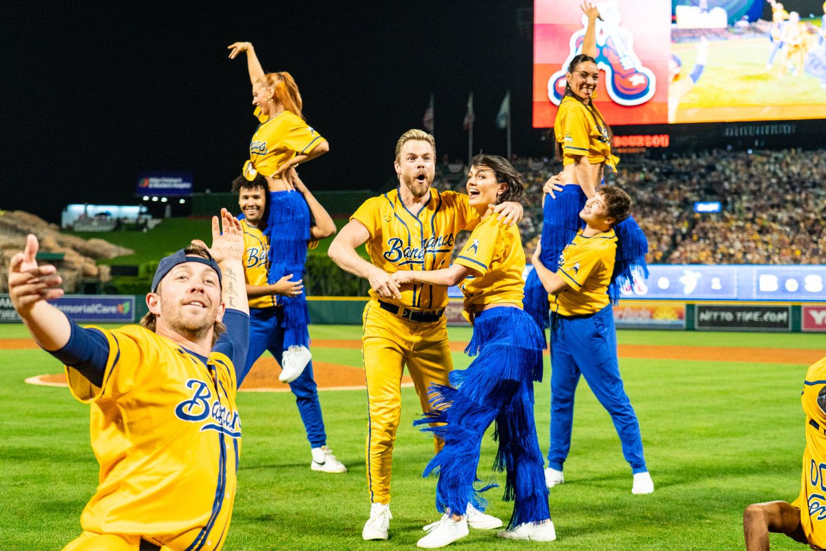 TheSavBananas's tweet image. Anaheim, thank you for the most magical week! So many incredible things happened that it would take a novel to write it all down so we'll recap in pictures instead✨

To everyone who showed up to Bananas Day in Disneyland and back-to-back sold out shows at Angel Stadium, thank