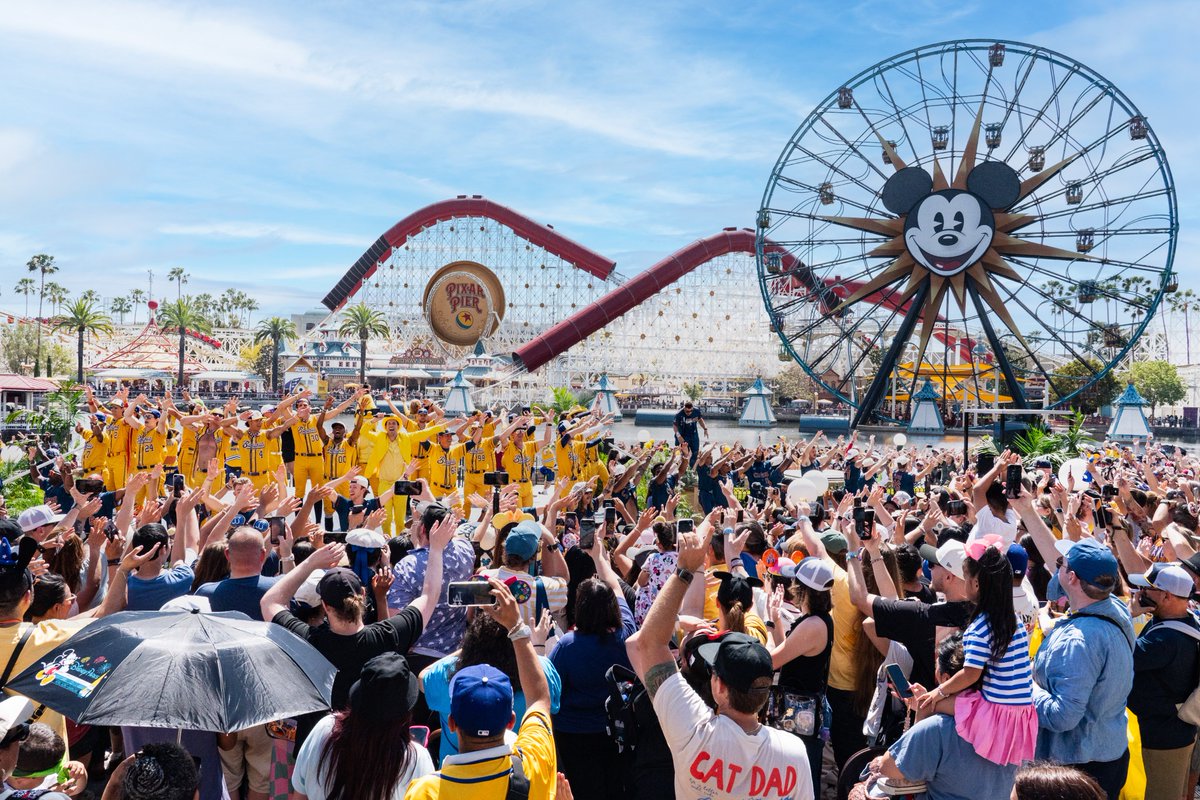 TheSavBananas's tweet image. Anaheim, thank you for the most magical week! So many incredible things happened that it would take a novel to write it all down so we'll recap in pictures instead✨

To everyone who showed up to Bananas Day in Disneyland and back-to-back sold out shows at Angel Stadium, thank