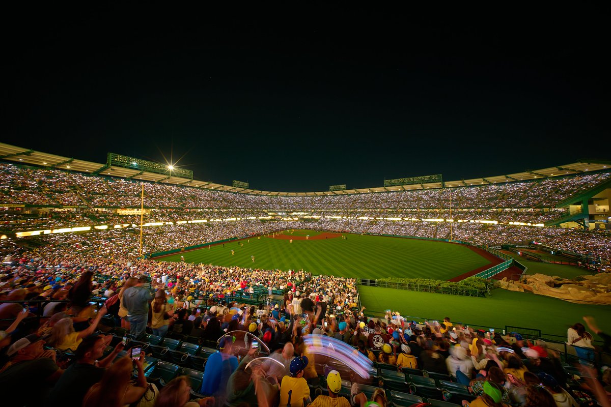 TheSavBananas's tweet image. Anaheim, thank you for the most magical week! So many incredible things happened that it would take a novel to write it all down so we'll recap in pictures instead✨

To everyone who showed up to Bananas Day in Disneyland and back-to-back sold out shows at Angel Stadium, thank