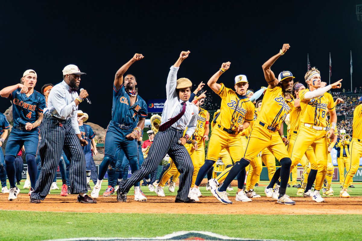 TheSavBananas's tweet image. Anaheim, thank you for the most magical week! So many incredible things happened that it would take a novel to write it all down so we'll recap in pictures instead✨

To everyone who showed up to Bananas Day in Disneyland and back-to-back sold out shows at Angel Stadium, thank