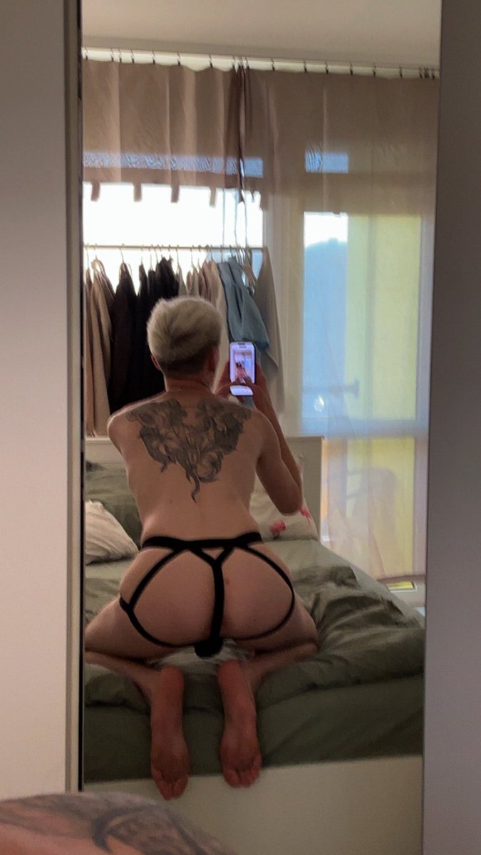 Caught you staring… would you behave? 😏
#tease #dominance