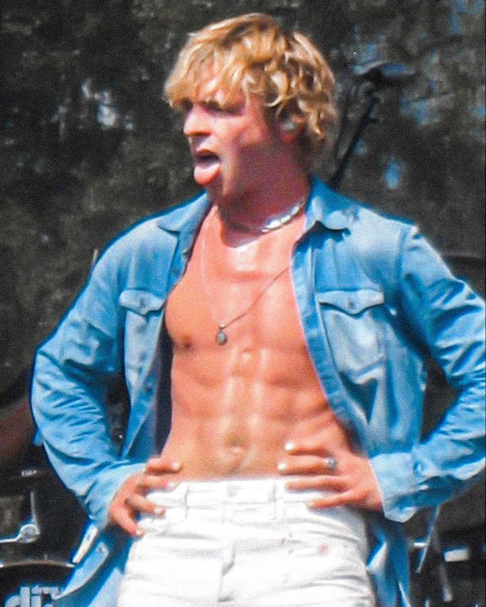 jaymalecelebs's tweet photo. Tongue kiss me Ross, then I'll worship your body😜👅 https://t.co/7bgZs6VQX1