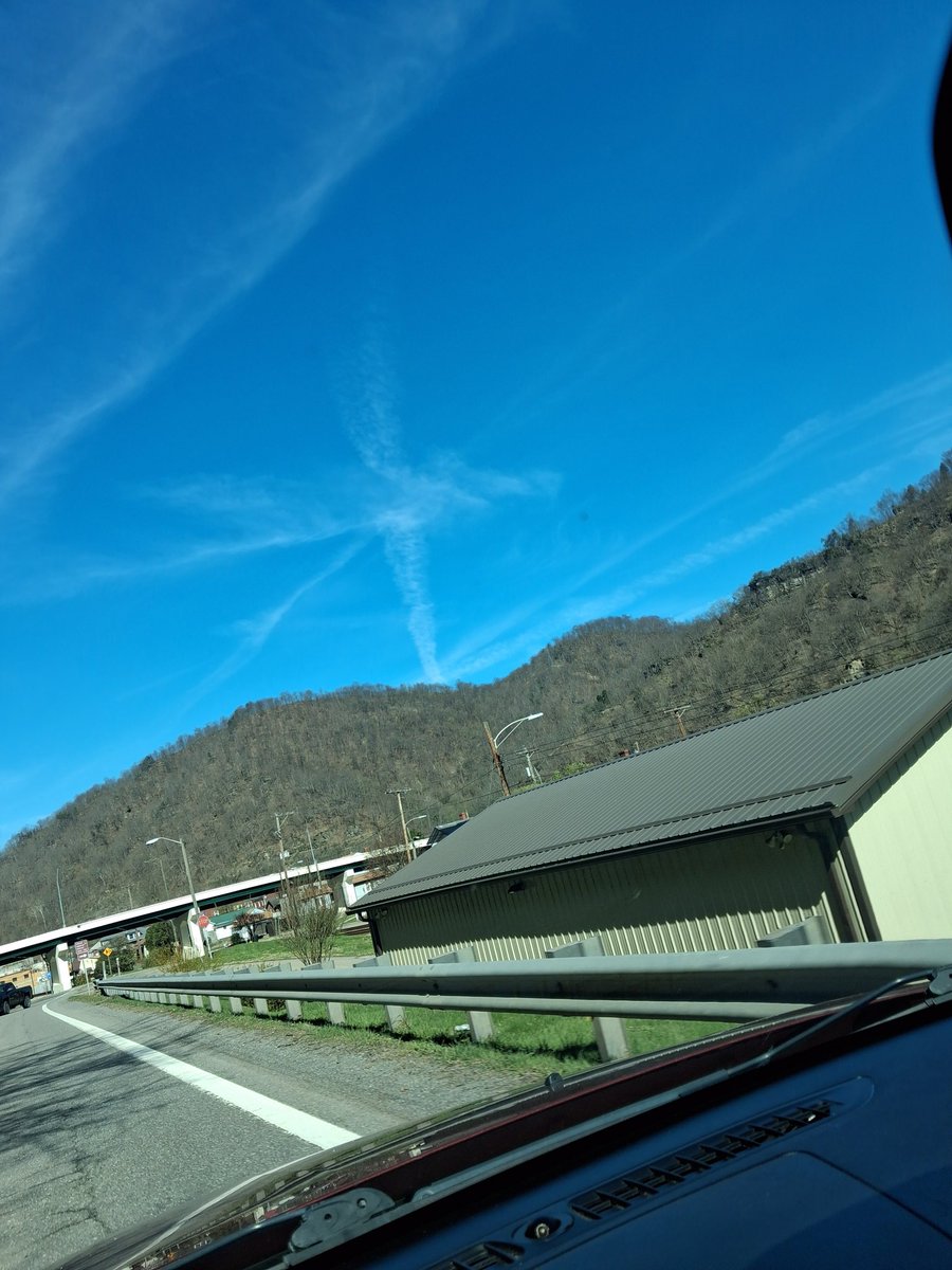 WV_Skywatcher's tweet photo. 11:10am Wv. Totally natural pattern, ha ha.  #wedonotconsent #blockthesun https://t.co/M48jzewTBm