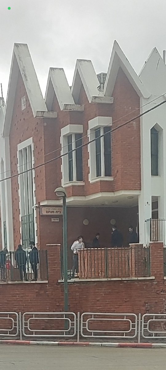 שמישהו יסביר לי למה בני הנוער האלה ירצו להתגייס?
מקבלים קיצבה, מקבלים אוכל בתרומות , טישים וסעודות מצווה, תרומות מנדבנים בארץ ובחו'ל.
איפה ערכי היהדות האמיתית ואהבת לרעך כמוך, בזיעת אפיך תאכל לחם.
אם אין קמח אין תורה. אובדן מוחלט של הערכים היהודיים!