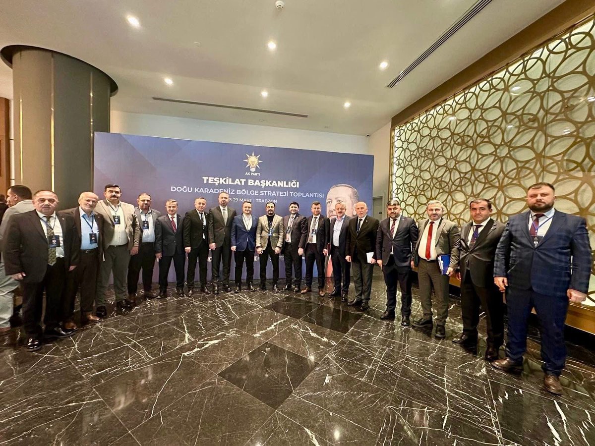 ozdemirsamet's tweet photo. 📍Trabzon

Genel Başkan Yardımcımız, Teşkilat Başkanımız Sayın @abuyukgumus başkanlığında Doğu Karadeniz Bölge Strateji Toplantımızı gerçekleştirdik.

19 İlçe Başkanımızın katılımıyla düzenlediğimiz toplantımızda; teşkilat çalışmalarımızı detaylı şekilde değerlendirerek hedeflerimizi, saha faaliyetlerimizi ve yol haritamızı istişare ettik.

Birlik ve beraberlik içinde, güçlü teşkilat yapımızla milletimize hizmet etme kararlılığımızı bir kez daha vurguladık.

Toplantımızın hayırlara vesile olmasını diliyorum.
