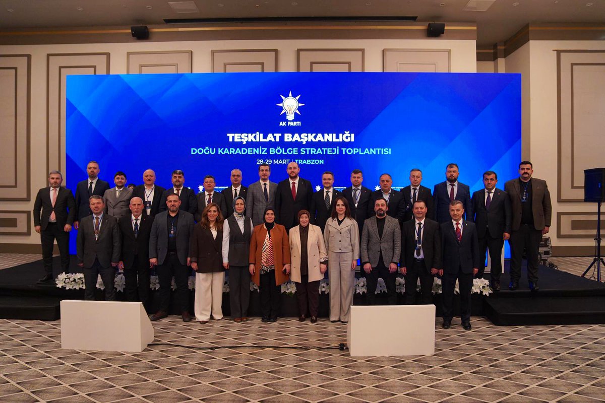 ozdemirsamet's tweet photo. 📍Trabzon

Genel Başkan Yardımcımız, Teşkilat Başkanımız Sayın @abuyukgumus başkanlığında Doğu Karadeniz Bölge Strateji Toplantımızı gerçekleştirdik.

19 İlçe Başkanımızın katılımıyla düzenlediğimiz toplantımızda; teşkilat çalışmalarımızı detaylı şekilde değerlendirerek hedeflerimizi, saha faaliyetlerimizi ve yol haritamızı istişare ettik.

Birlik ve beraberlik içinde, güçlü teşkilat yapımızla milletimize hizmet etme kararlılığımızı bir kez daha vurguladık.

Toplantımızın hayırlara vesile olmasını diliyorum.