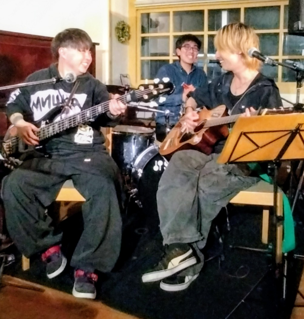 mori1962abc's tweet photo. 2026.3.29(日) SORA_CAFE
KUROYAN SORA CAFE ONE MAN LIVE
1部は #KUROYAN ソロ🎸弾き語り
2部は #NOTITLE バンドVer. 仙台初
ソロとバンド合わせて16曲、タップリ
楽しい時間を過ごせました✨
ターニングポイントの曲(NEW💿)
「死にたい夜には」🫱 https://t.co/dA0xuJWS5u